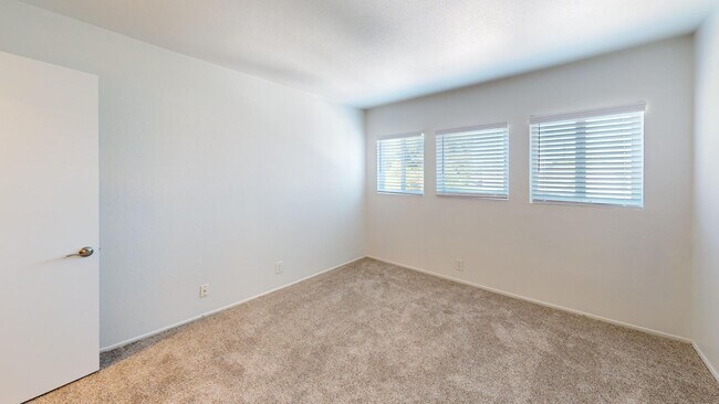 Building Photo - 1829 Lincoln Ave