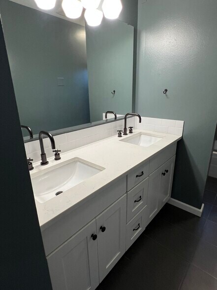 Double Vanity - 520 Lee St