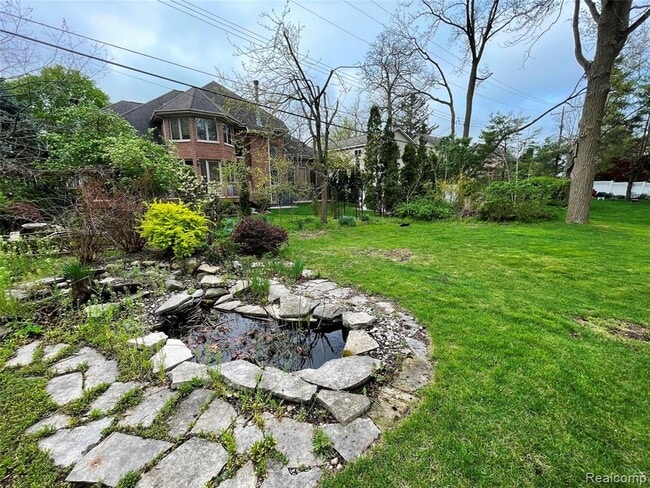 Building Photo - 2145 Lakeshire Dr