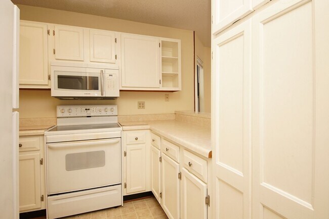 Building Photo - Waterfront Townhome in Central Niceville