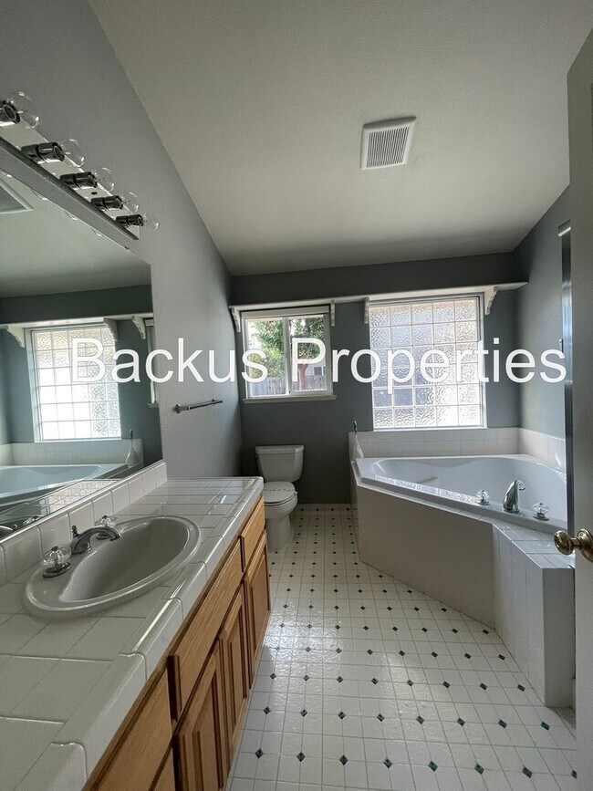 Building Photo - Stunning Three Bedroom in North Salinas  (...