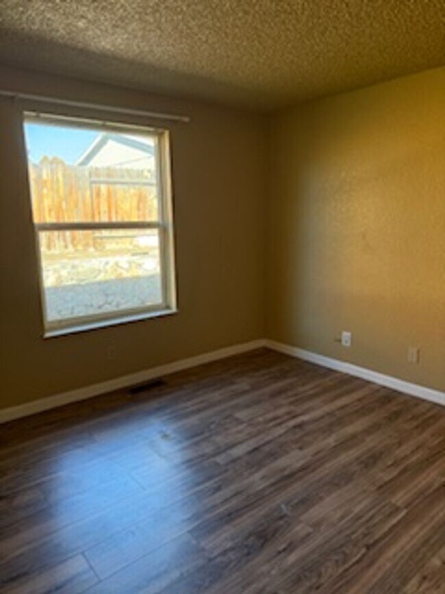 Building Photo - Three Bedroom Home Close to UNR
