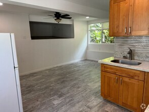 Building Photo - Charming Palolo Studio