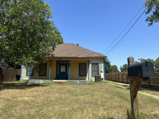 Building Photo - 205 Henry St