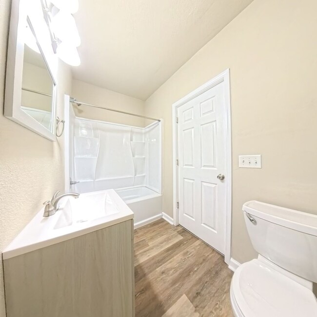 Building Photo - Updated 6 bedroom 2 bathroom home