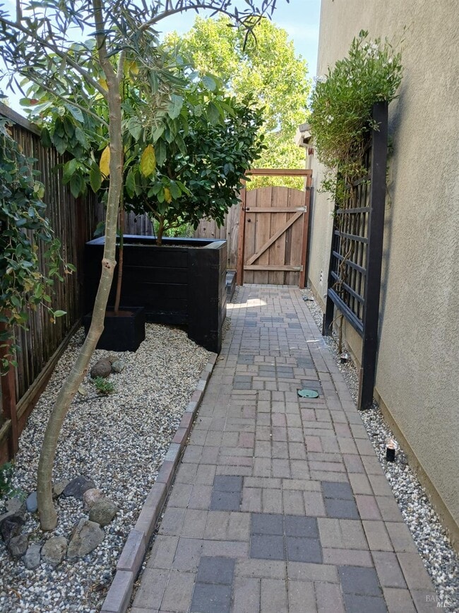 Building Photo - 2022 Verbena Dr