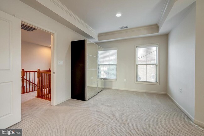 Building Photo - 42541 Dreamweaver Dr