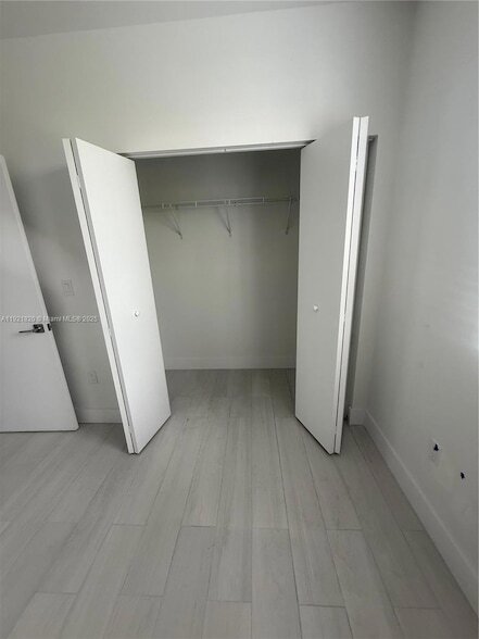 Building Photo - 909 E 24th St