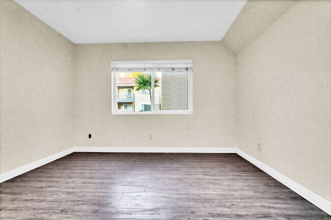 Building Photo - Beautiful one bedroom/one bath in the Verano community at UTC! Close to so much!