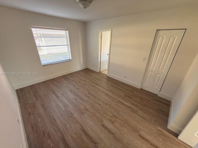 Building Photo - 9937 Three Lakes Cir