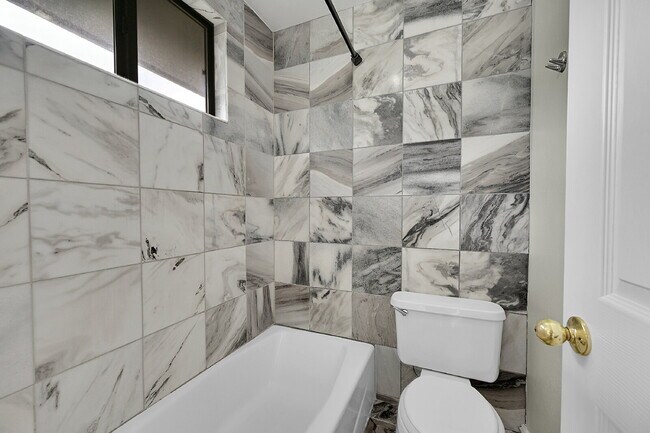 Building Photo - $2,445, 4 bed, 2.5 bath, located in Englewood