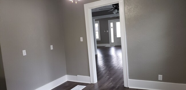 Building Photo - 5 bedroom 3 bath home