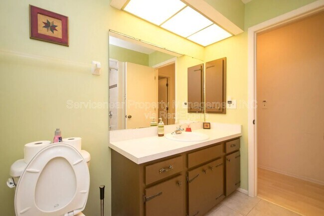 Building Photo - 423 Whispering Oaks Ct
