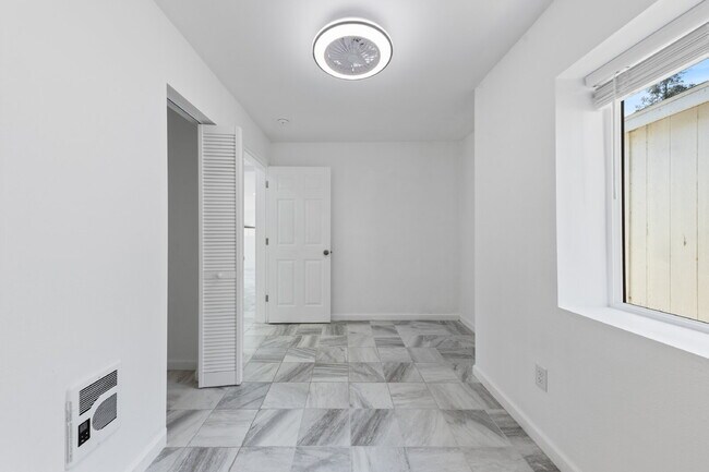 Building Photo - Updated Duplex