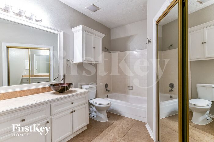 Building Photo - 3823 Ebury Dr