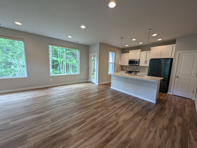 Building Photo - Pristine Bremerton 3 Bedroom Home AVAILABL...