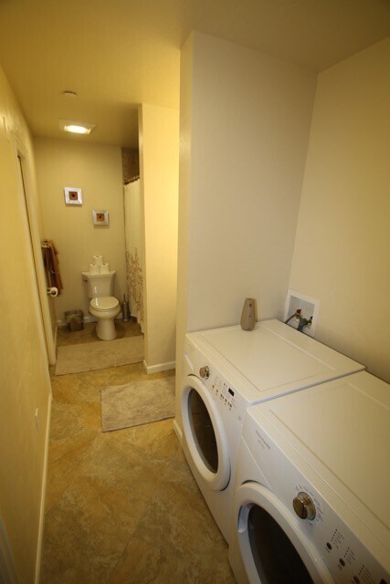 Building Photo - 2 Bedroom Unfurnished Condo close to Downt...
