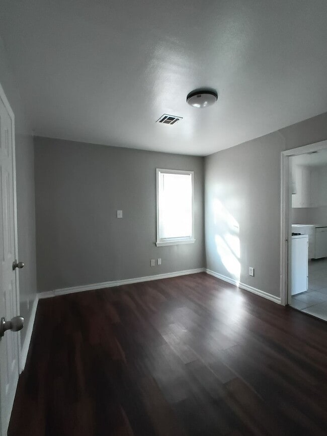 Building Photo - Comfy & Practical!