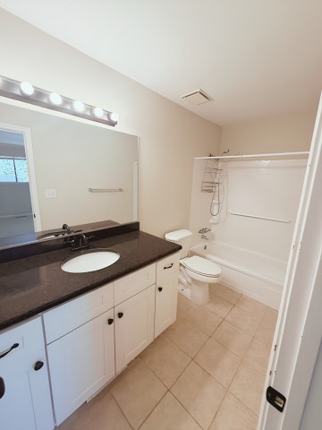 Building Photo - Beautifully Updated 3 Bedroom Condo with Community Pool in the Heart of Greenville!