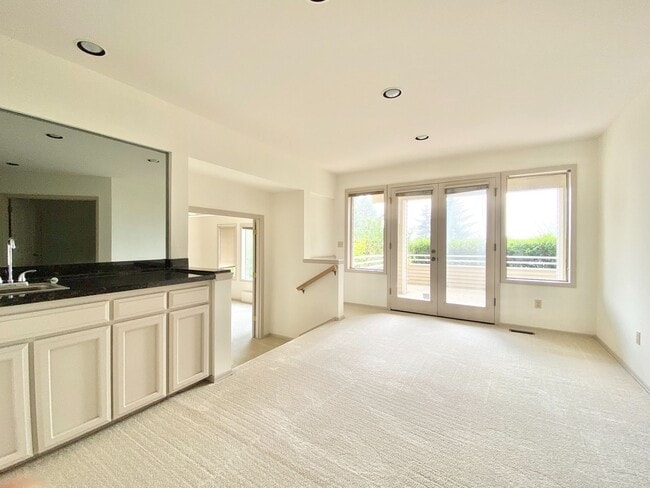 Building Photo - Gorgeous Lakeview Home for rent