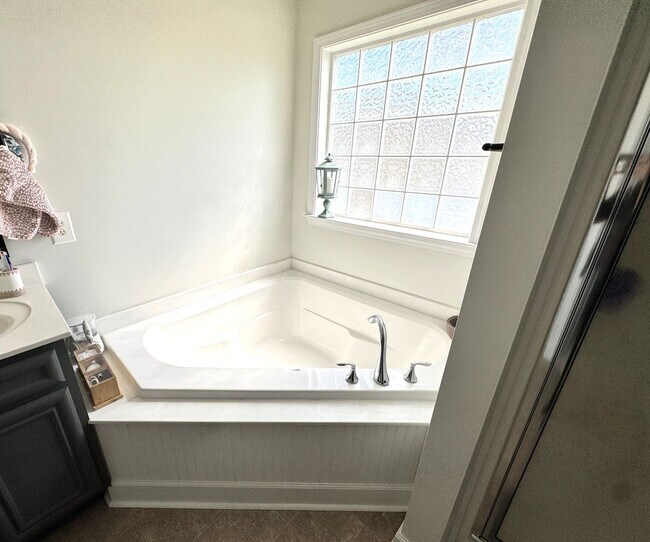 Building Photo - Minutes to the Beach! Conveniently located between Jacksonville & Wilmington