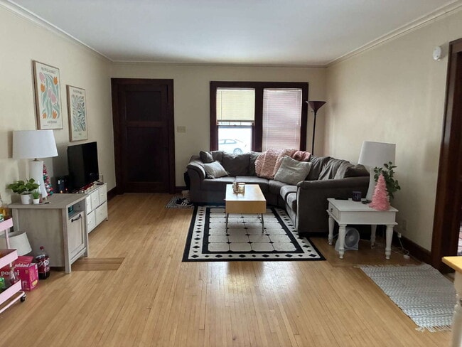 Building Photo - Great 3 Bed 1 Bath close to Water St. and UWEC! Available June 1st!