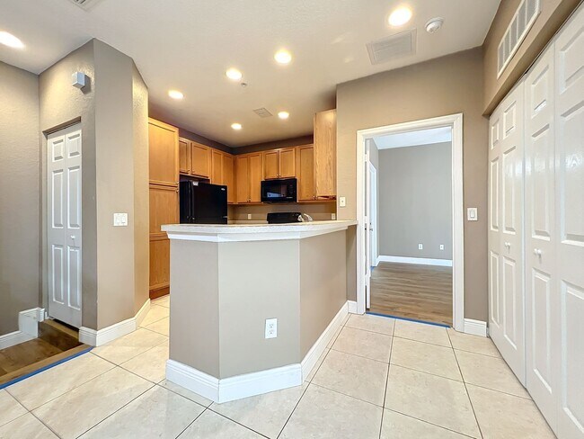 Building Photo - LUXURY 3 Bedroom / 2 Bath Townhome in a ga...