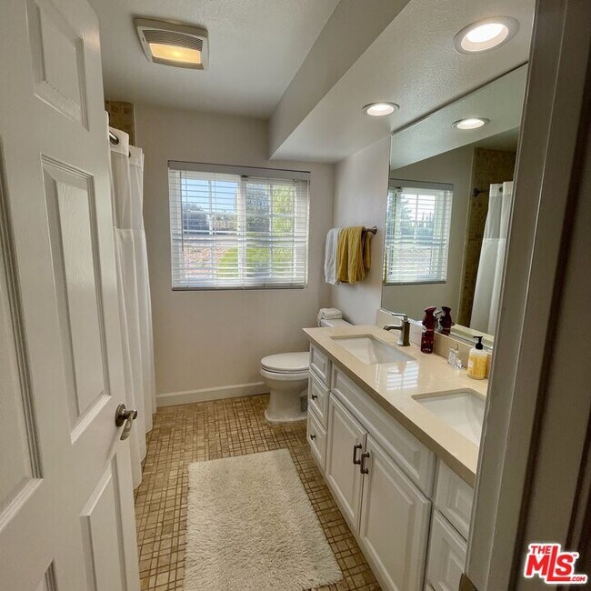 Building Photo - 11158 Newcastle Ave