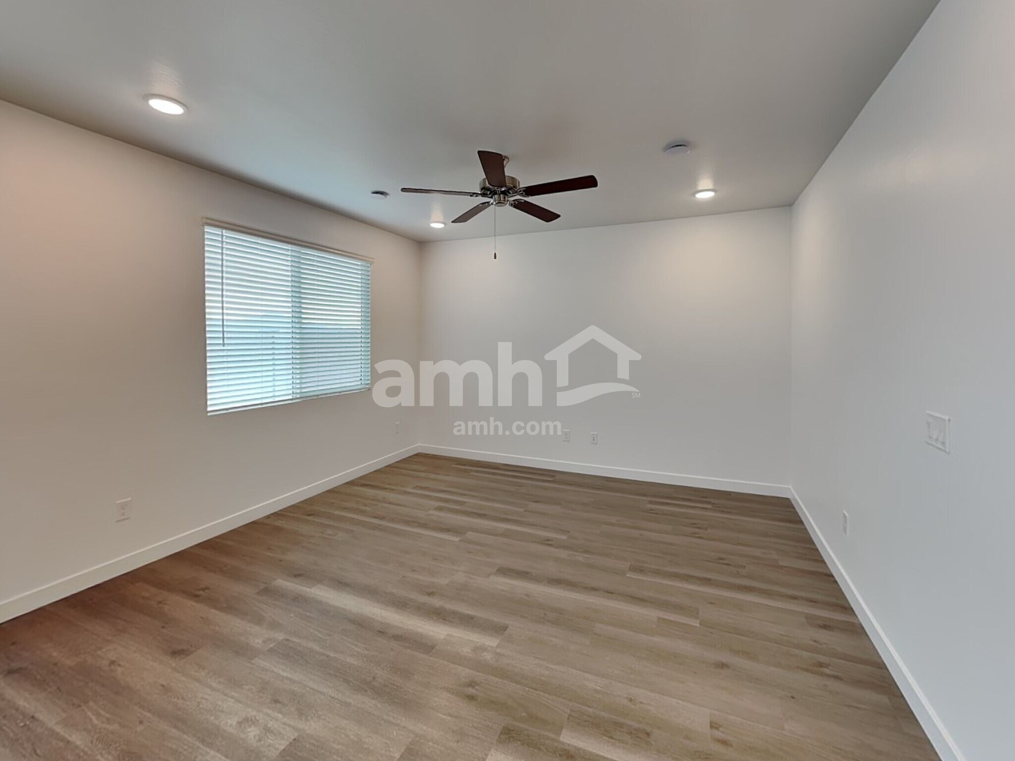 Building Photo - 9818 W Parkway Dr