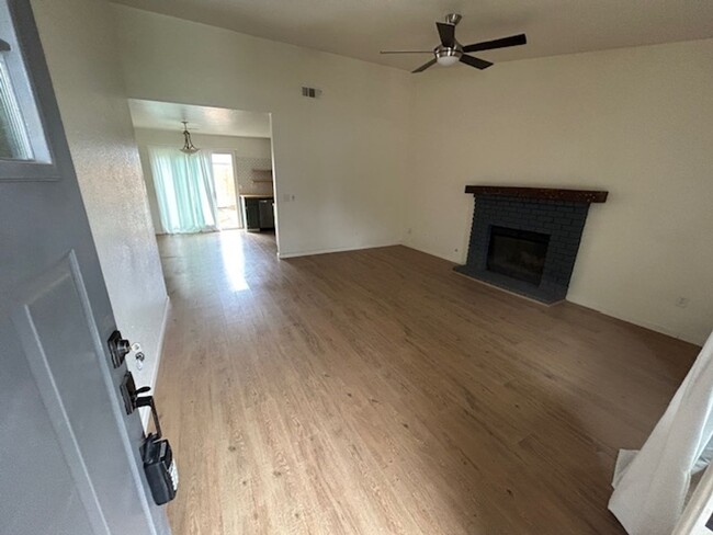 Building Photo - 3 bedroom 2 bathroom located in the El Dia...