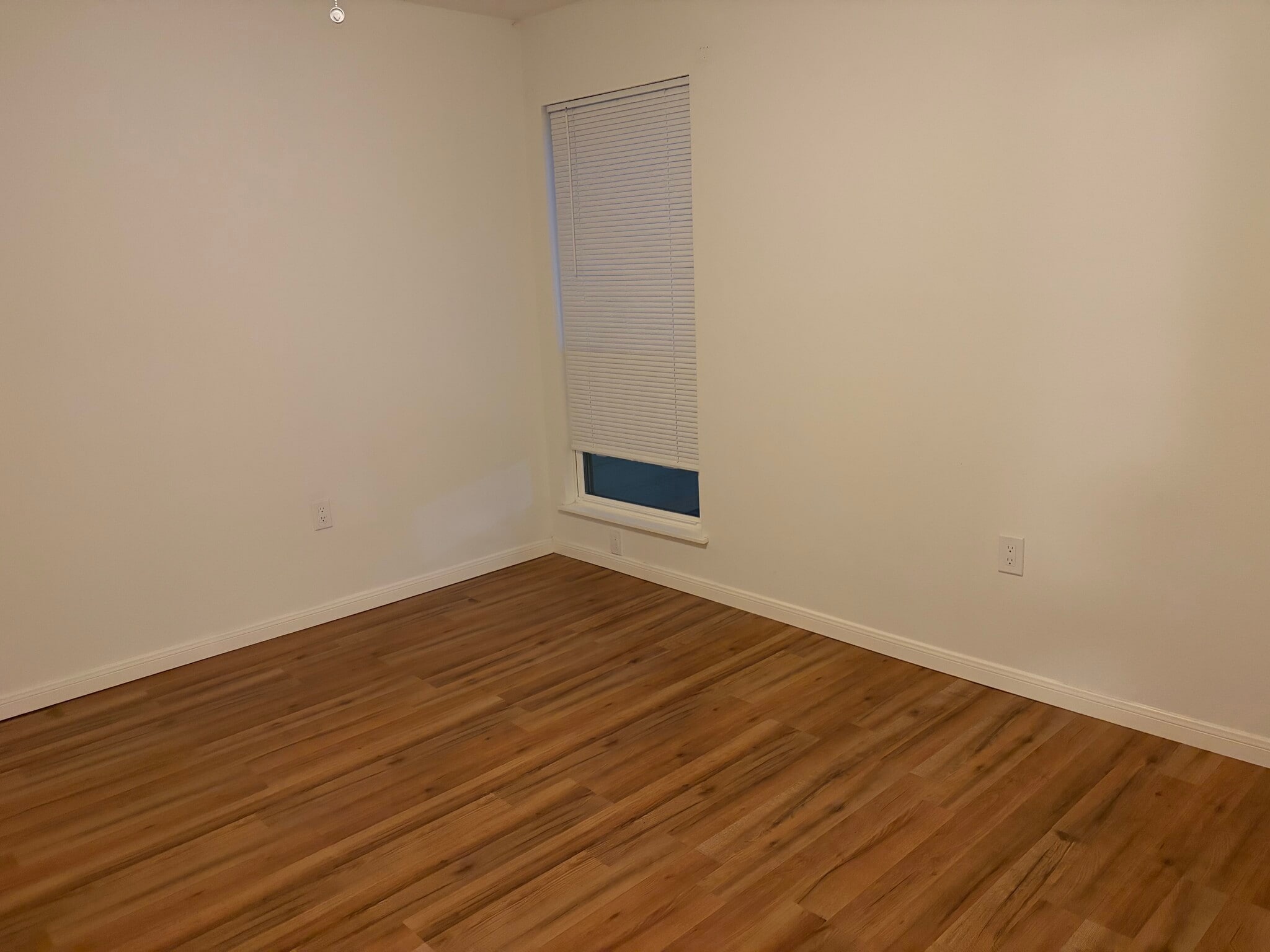 Spacious bedroom - 3022 Forest Ln