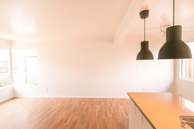 Building Photo - Charming 1br/1ba with Mid Century Touches in Ocean Beach/Point Loma