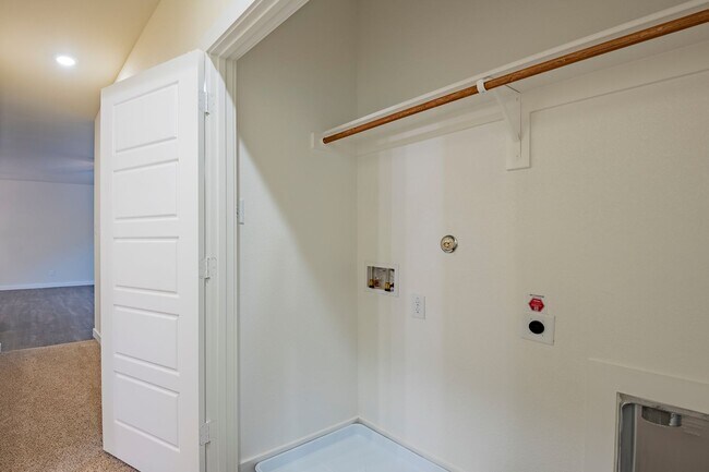 Building Photo - 709 Blackland dr