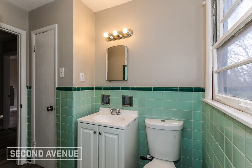 Building Photo - 1924 Portage Ave