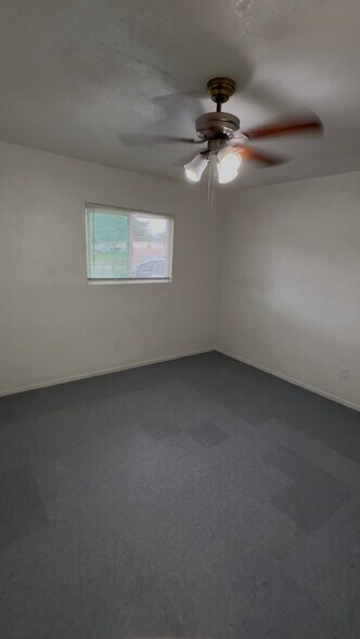 1st bedroom - 440 S Mistletoe Ave