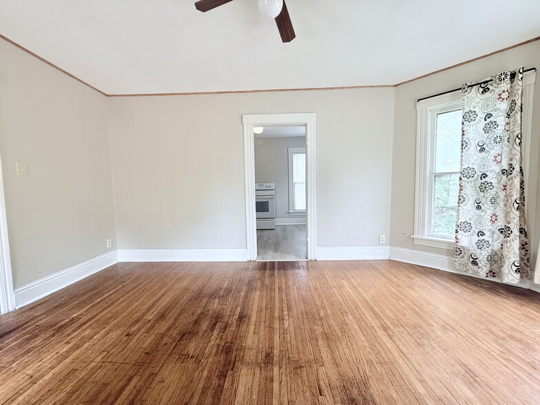 Living Room - 900 W Parker St