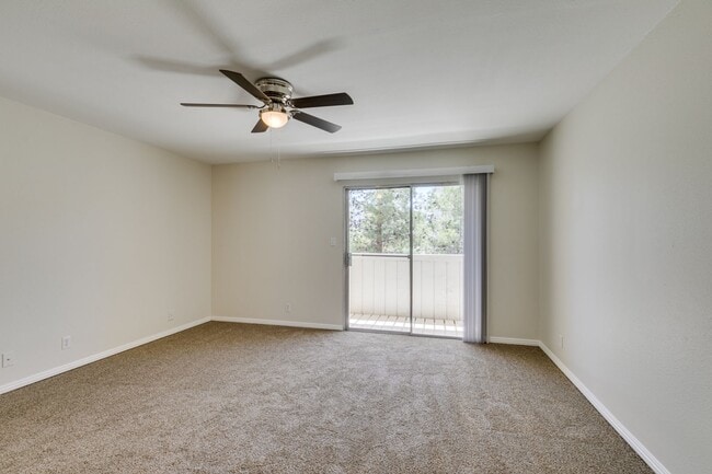 Building Photo - 2 Bedroom Townhome with 2 car attached garage in Henderson