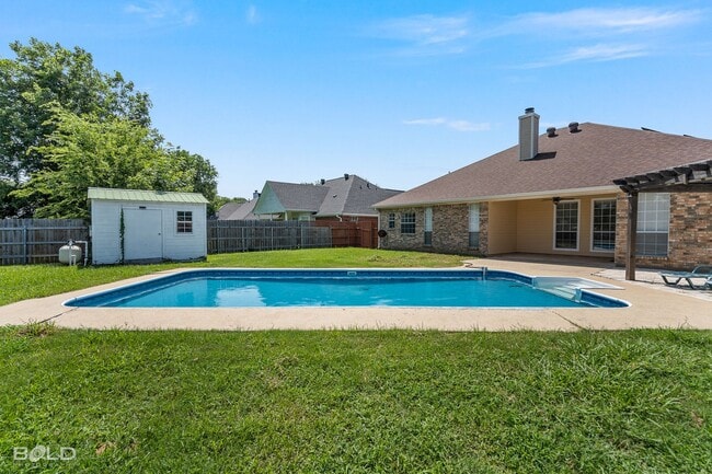Building Photo - 4 Bedroom 2 Bath with Pool!!!