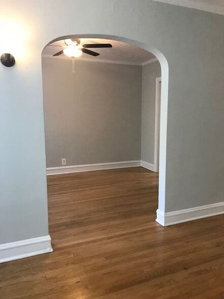 Building Photo - 4858 N Hermitage Ave