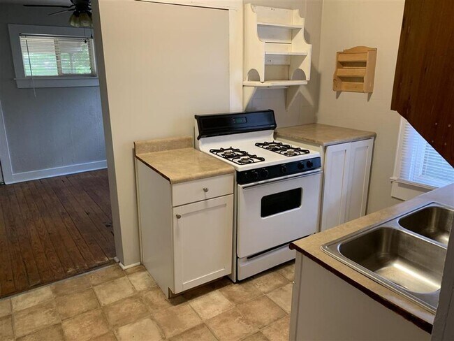 Building Photo - 410 8th Ave W
