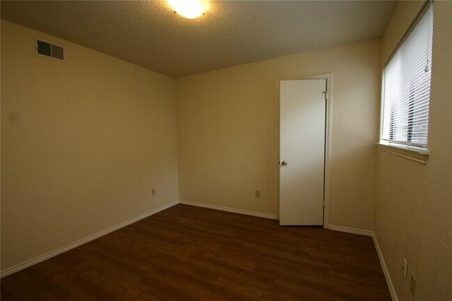 Building Photo - 4203 Dauphine Dr