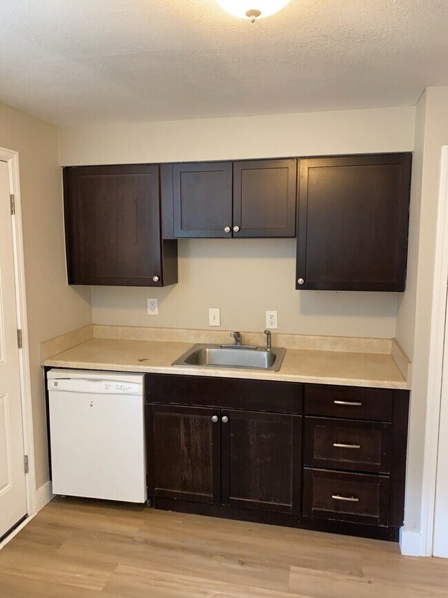 Building Photo - AVAILABLE NOW!  "Charming 2-Bedroom Gem in Denver's Heart with Spacious Layout - 837 Sq Ft of Coz...