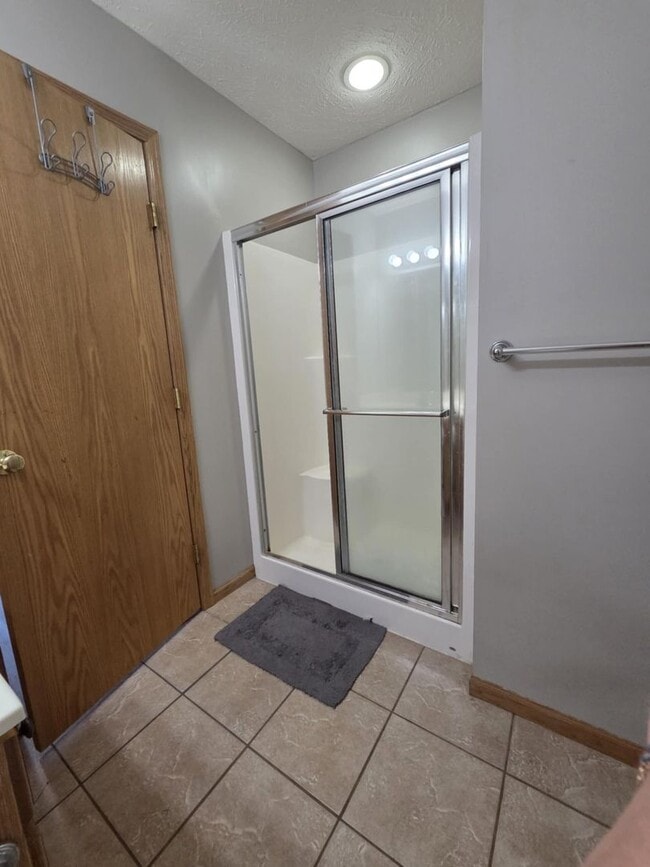 Building Photo - Spacious Town House for Rent