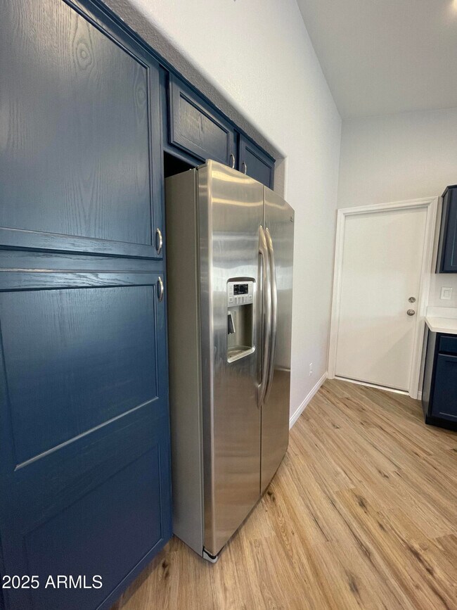 Building Photo - 841 E Lovegrass Dr
