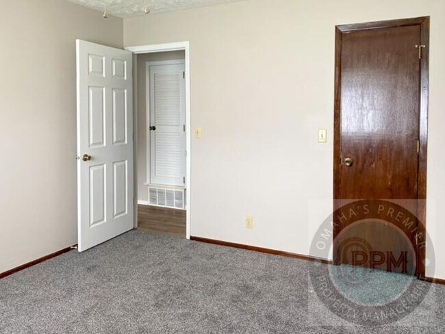 Building Photo - HUGE 2 Bed 1 Bath Cornhusker Creek