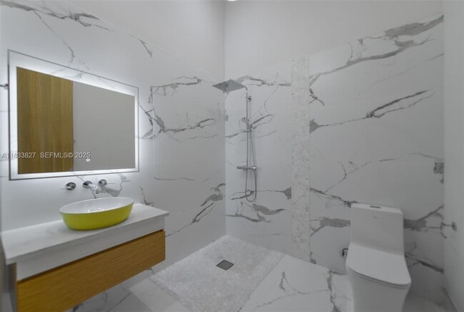 Building Photo - 635 SW 9th St