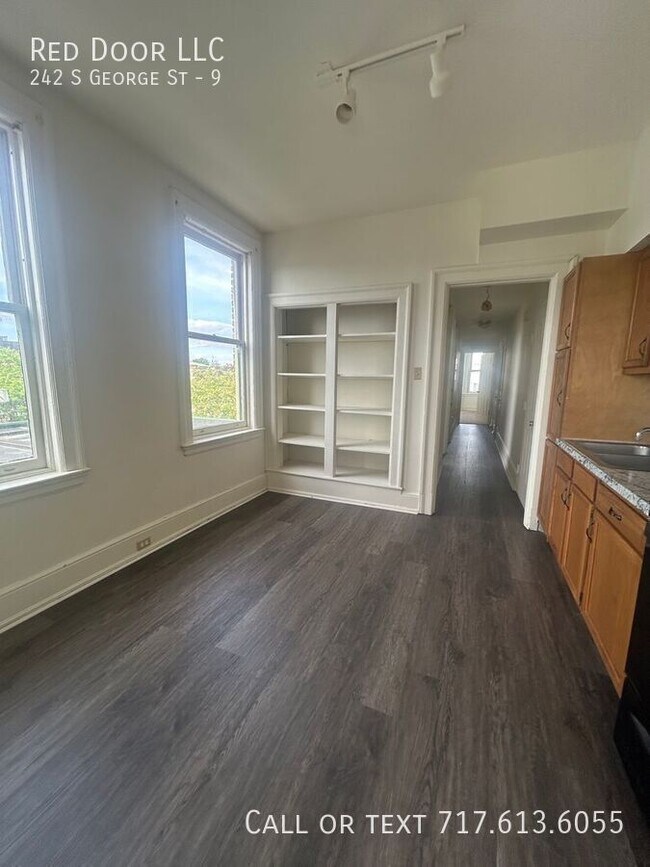 Building Photo - 242 S George St