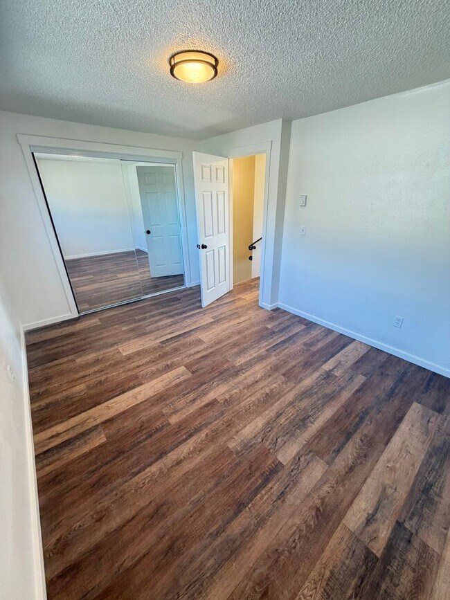 Building Photo - 2 Bedroom Town House!