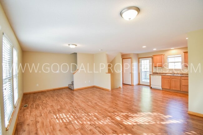 Building Photo - 2 Bedroom, 2 1/2 Bath Townhome in Urbandale with attached Garage!!!