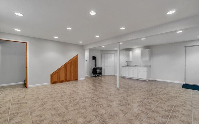 Building Photo - Hauser Lake View Home With Shop